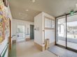 玄関の出入り口には手すりや収納型のベンチが付き、館内には入居者の作品も飾られている。