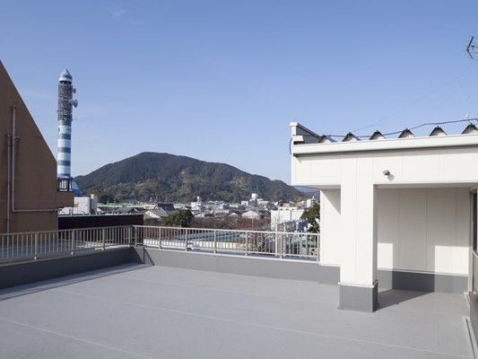 屋上には柵が付き、周辺の街並みを見渡すことができる。町の向こうには大きな山もある。