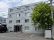 緑豊かな建物の外観