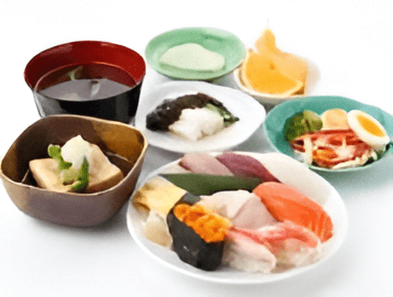 たくさんの器が並び、色鮮やかな握り寿司やサラダ、タケノコの煮物、汁物、カットフルーツが盛られている。