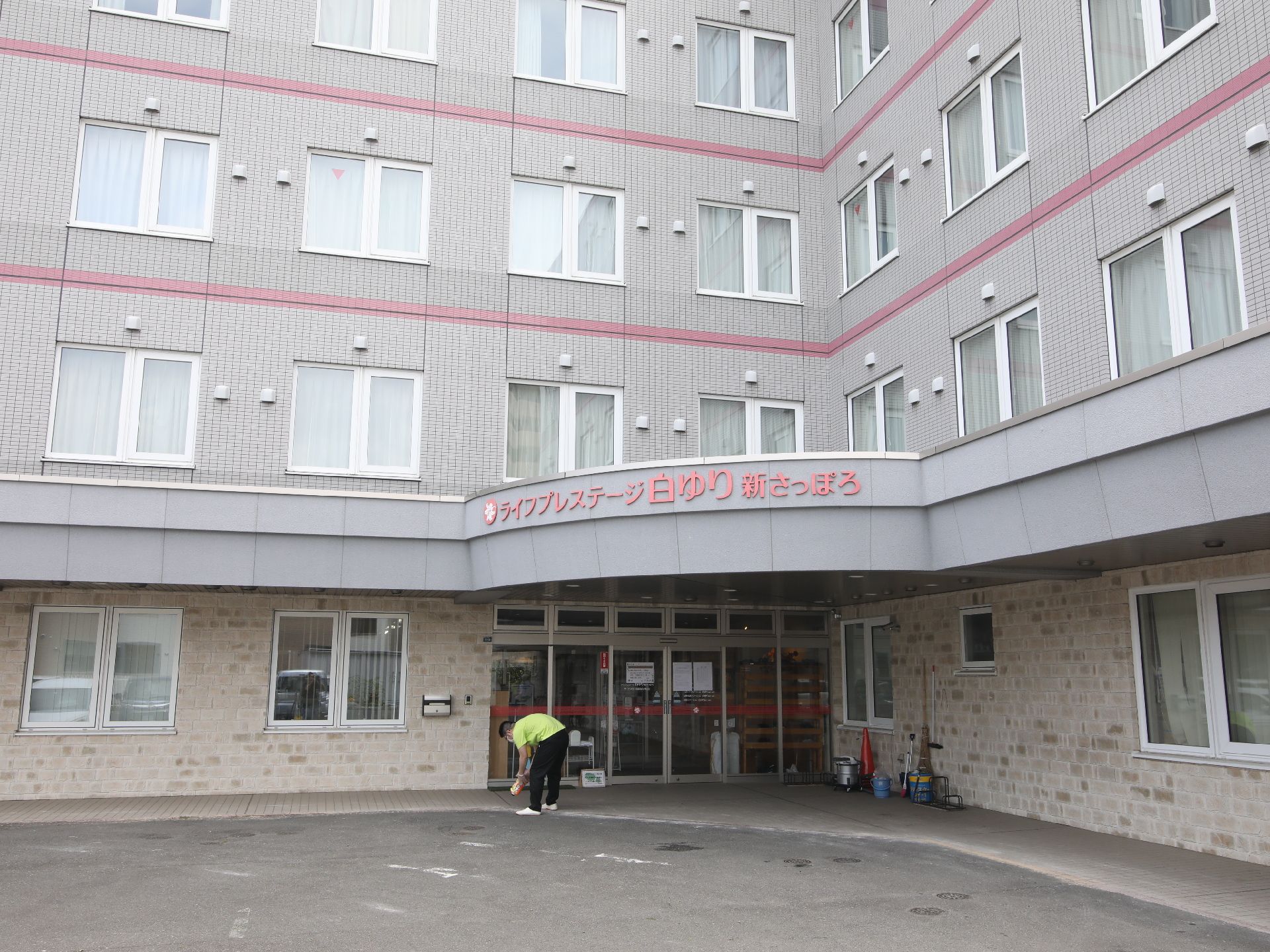 規則正しく窓が並んでいる建物の側面