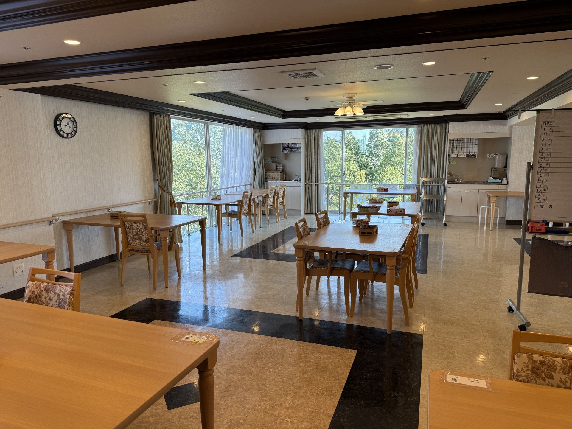 広々とした食事スペース