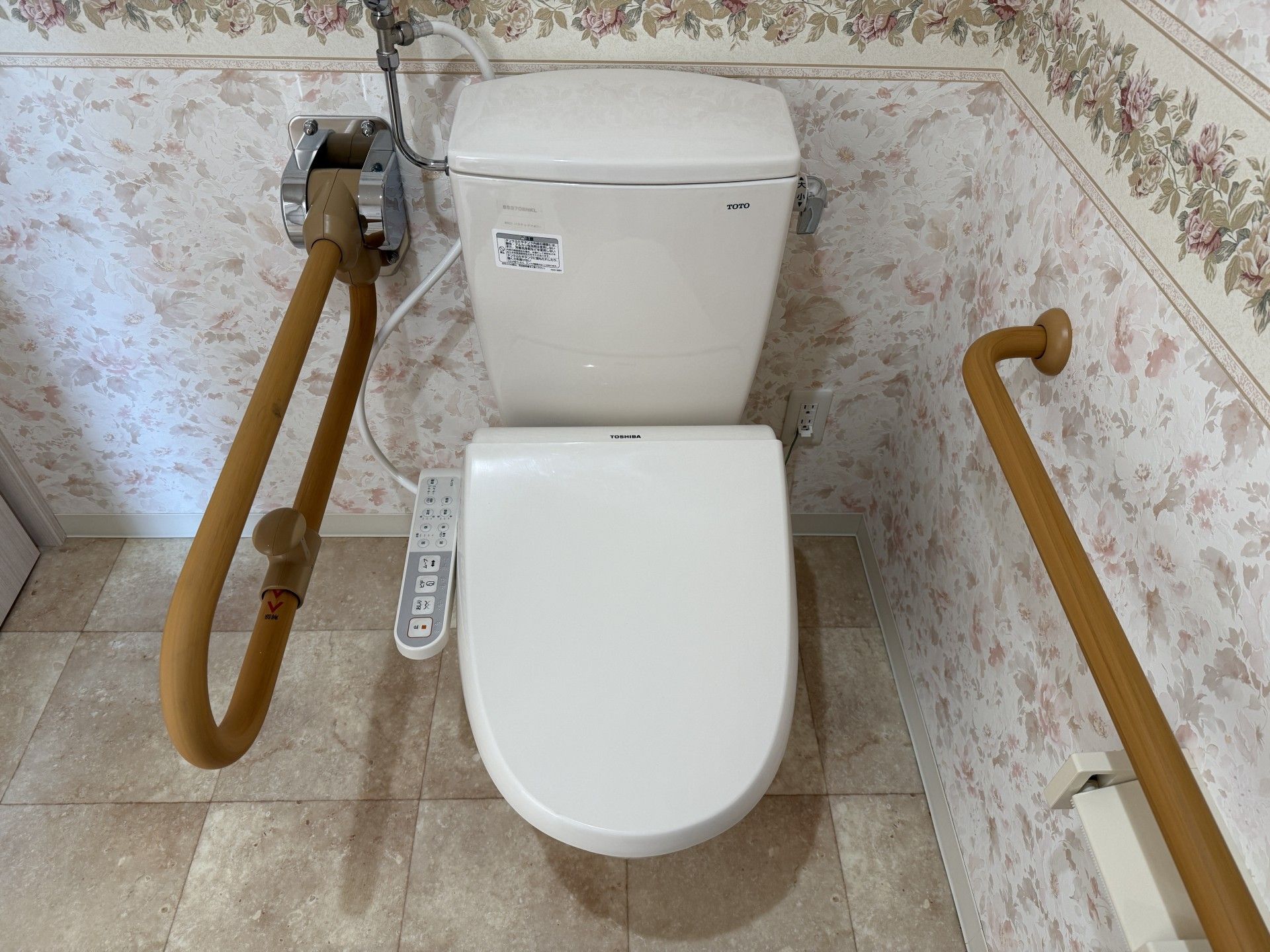 手すり付きのトイレ