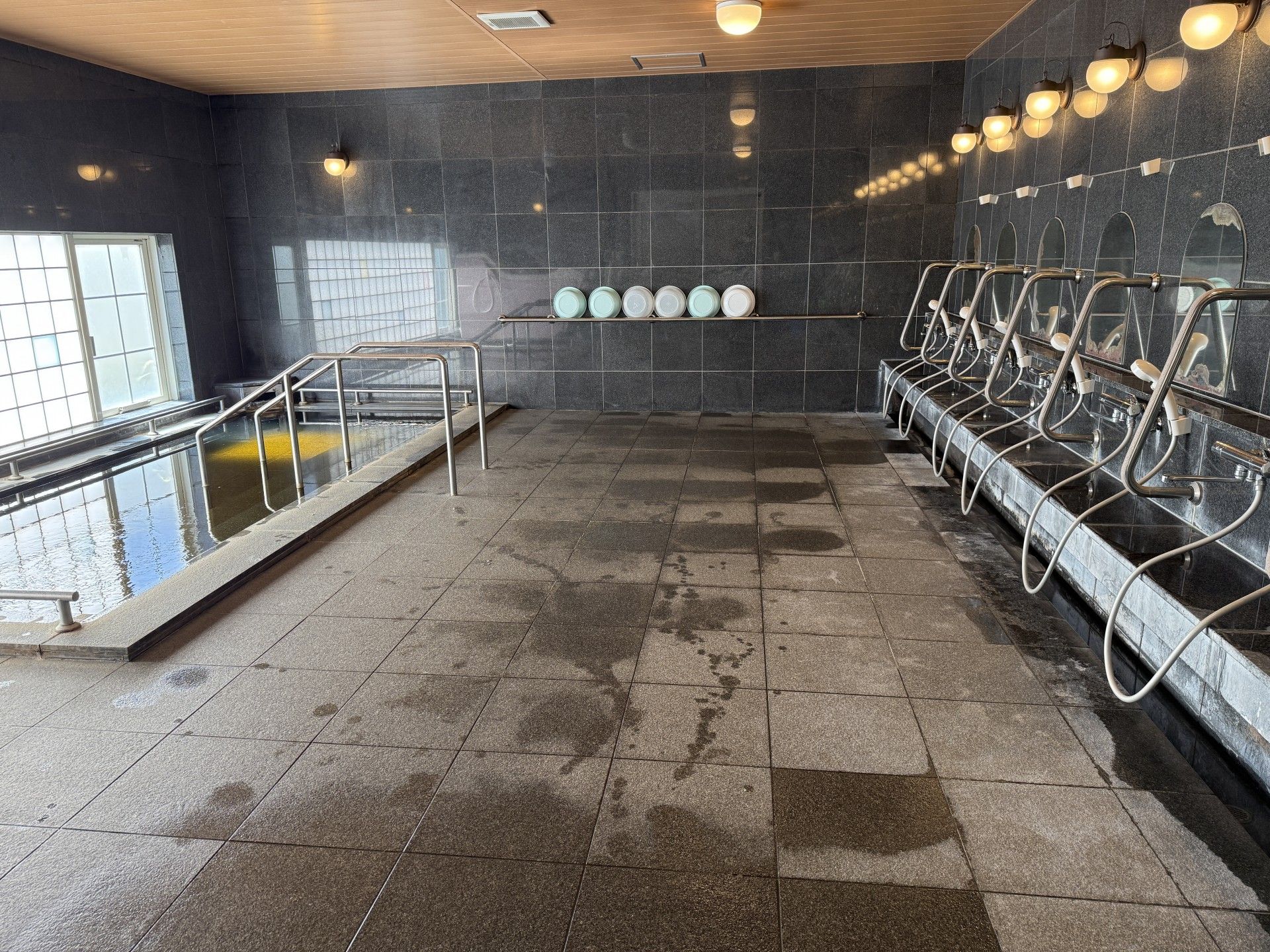 広々とした浴室