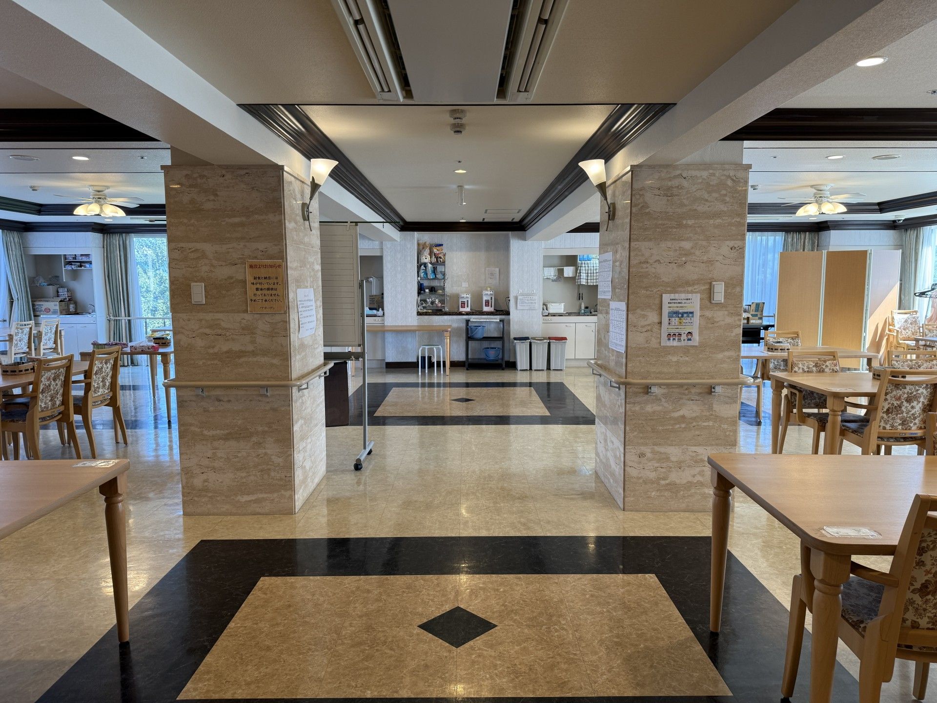 広々とした食事スペース