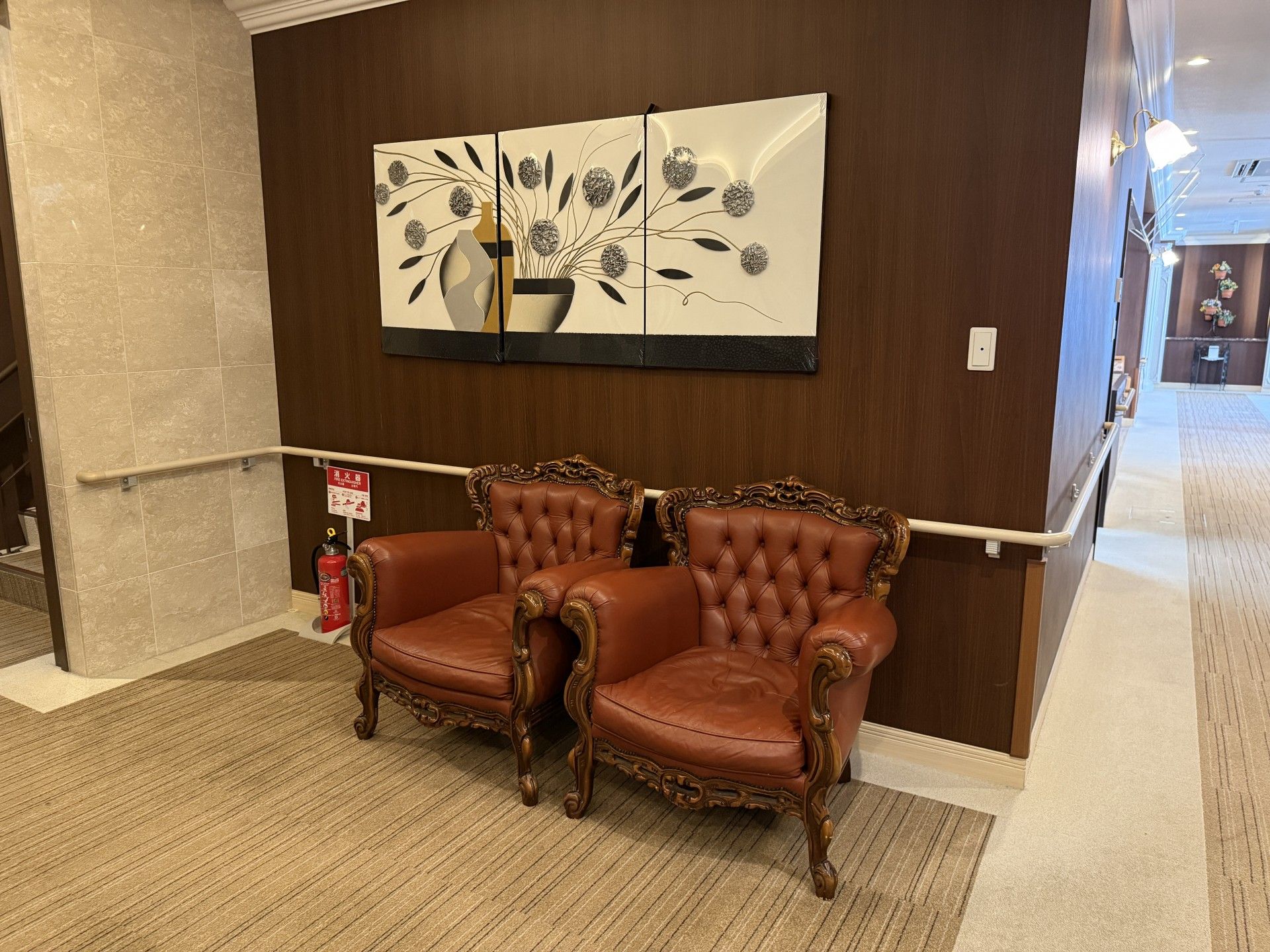 落ち着いた椅子のある廊下