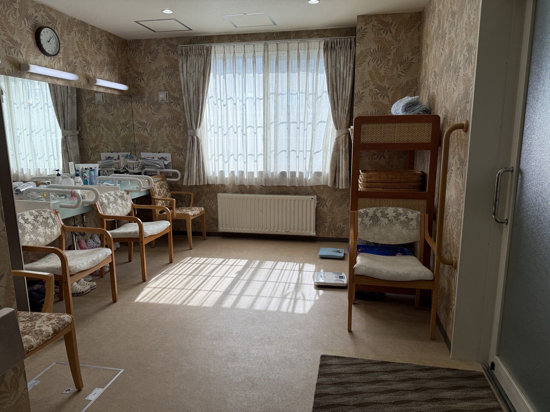 明るい窓辺の椅子と棚