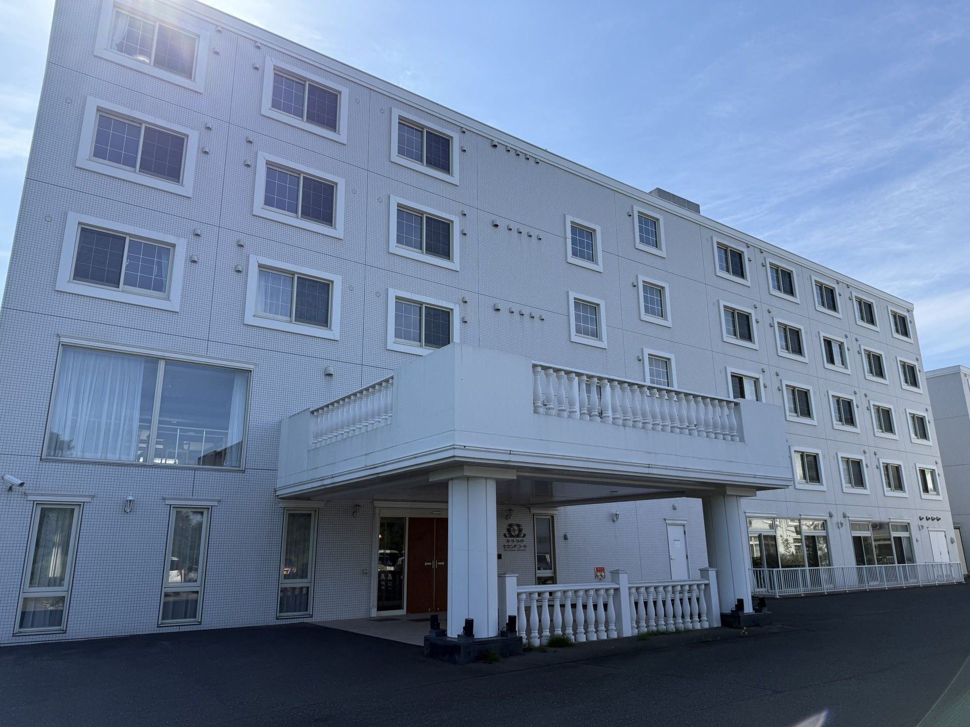 白い外壁の建物