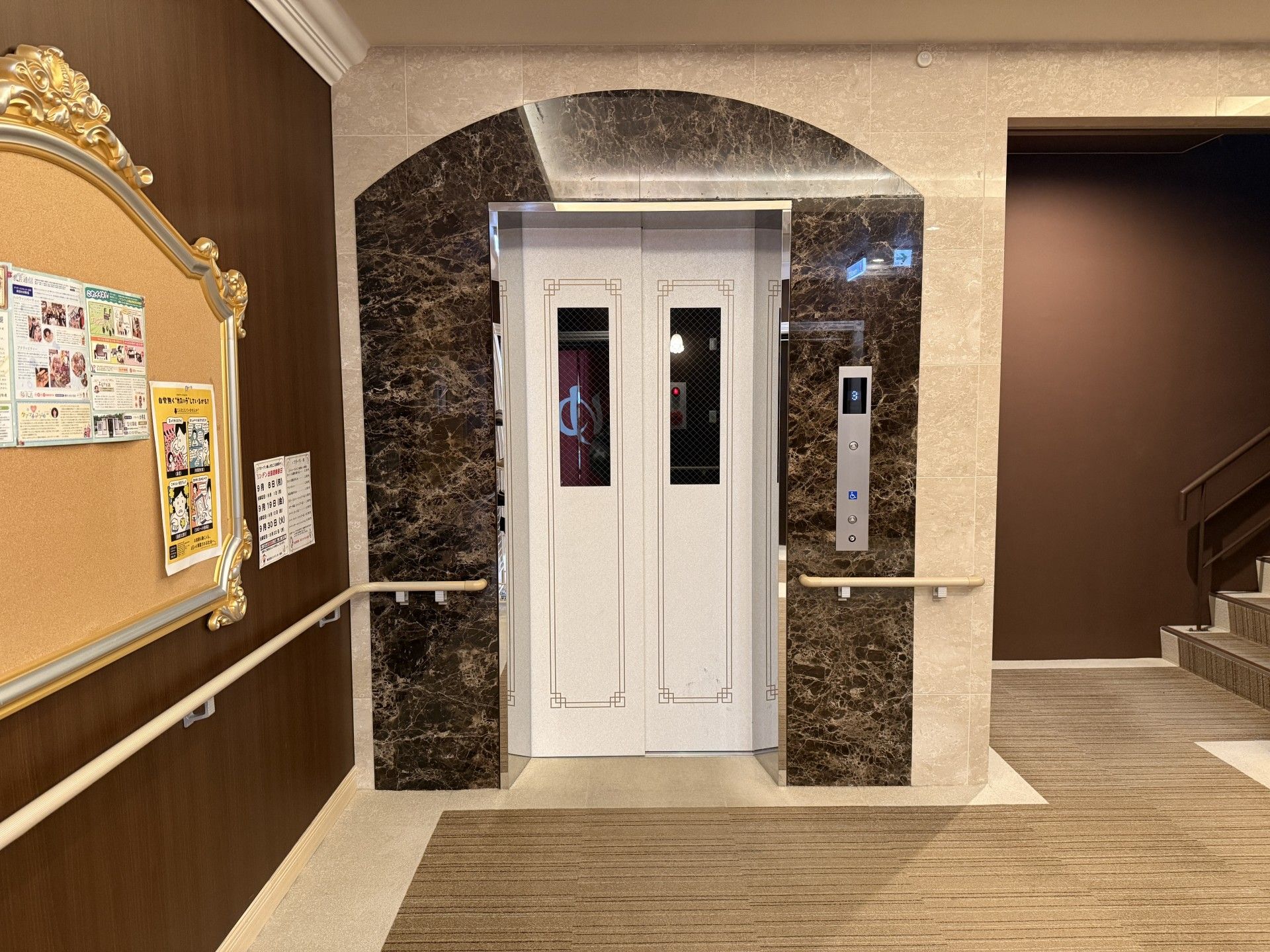 エレベーター前の廊下