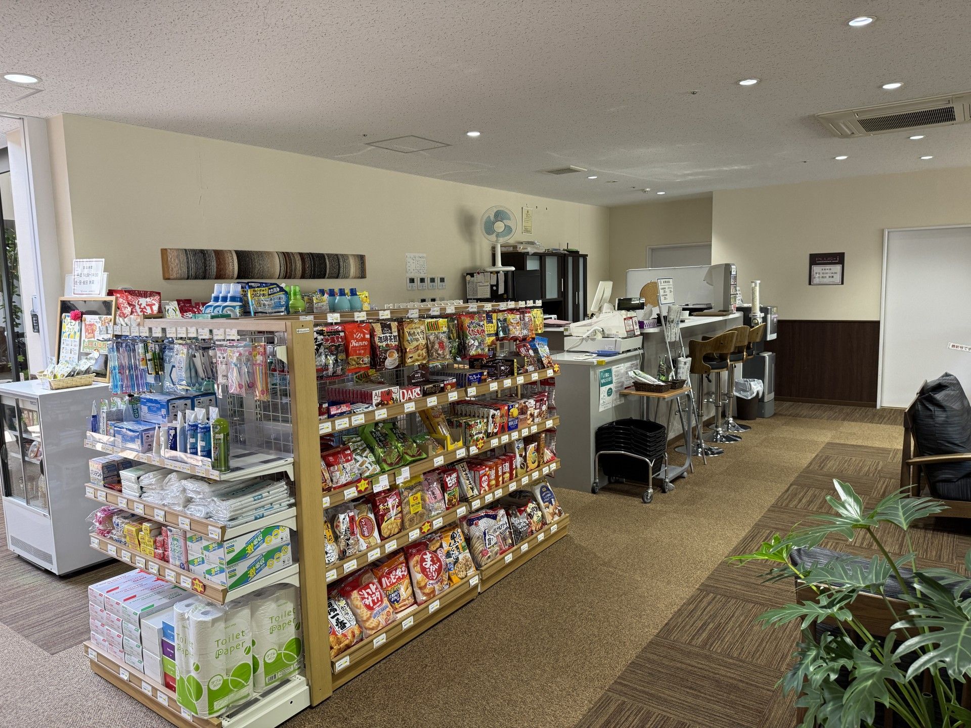 売店とカウンターの様子