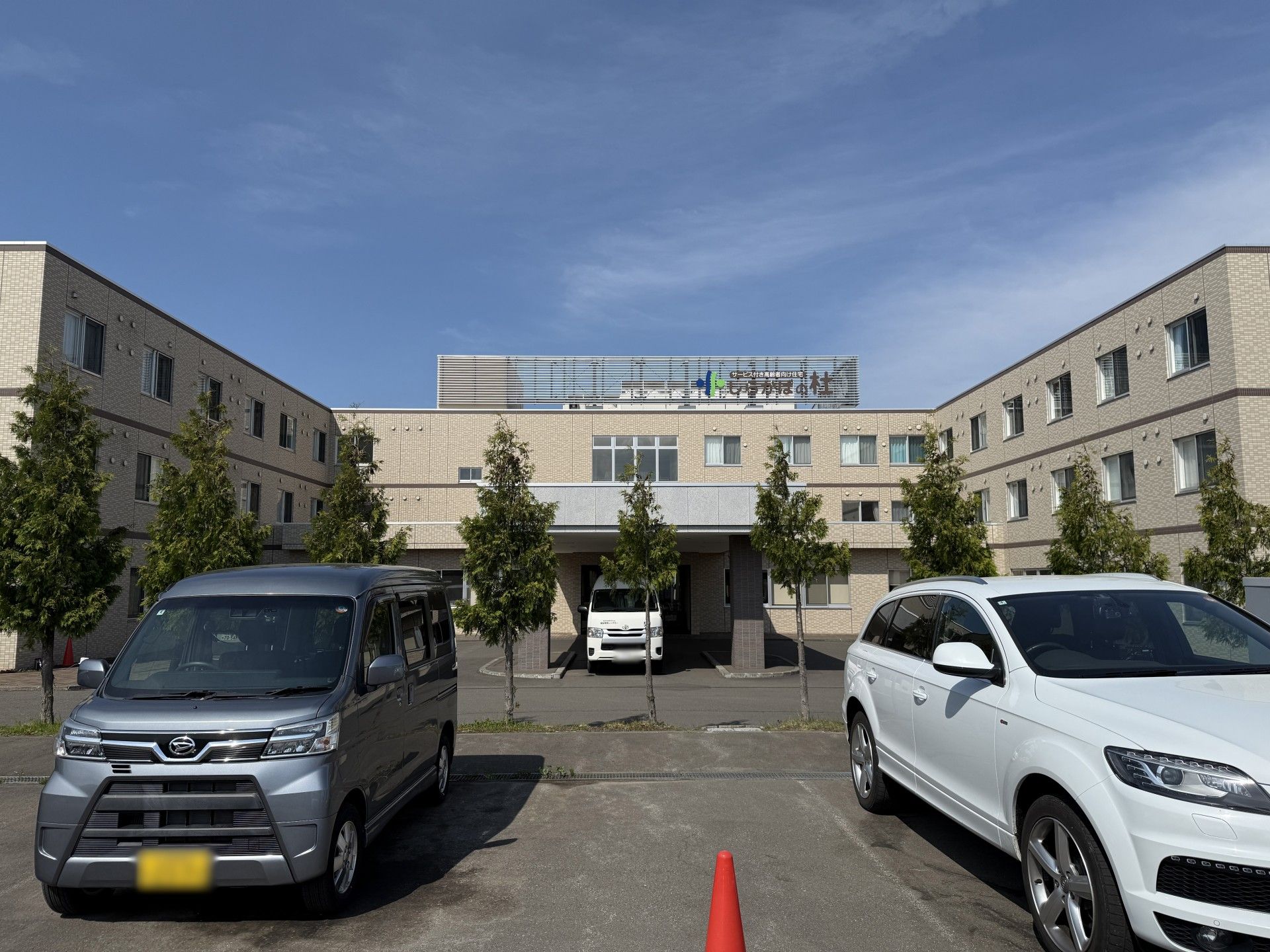 駐車場のある建物外観