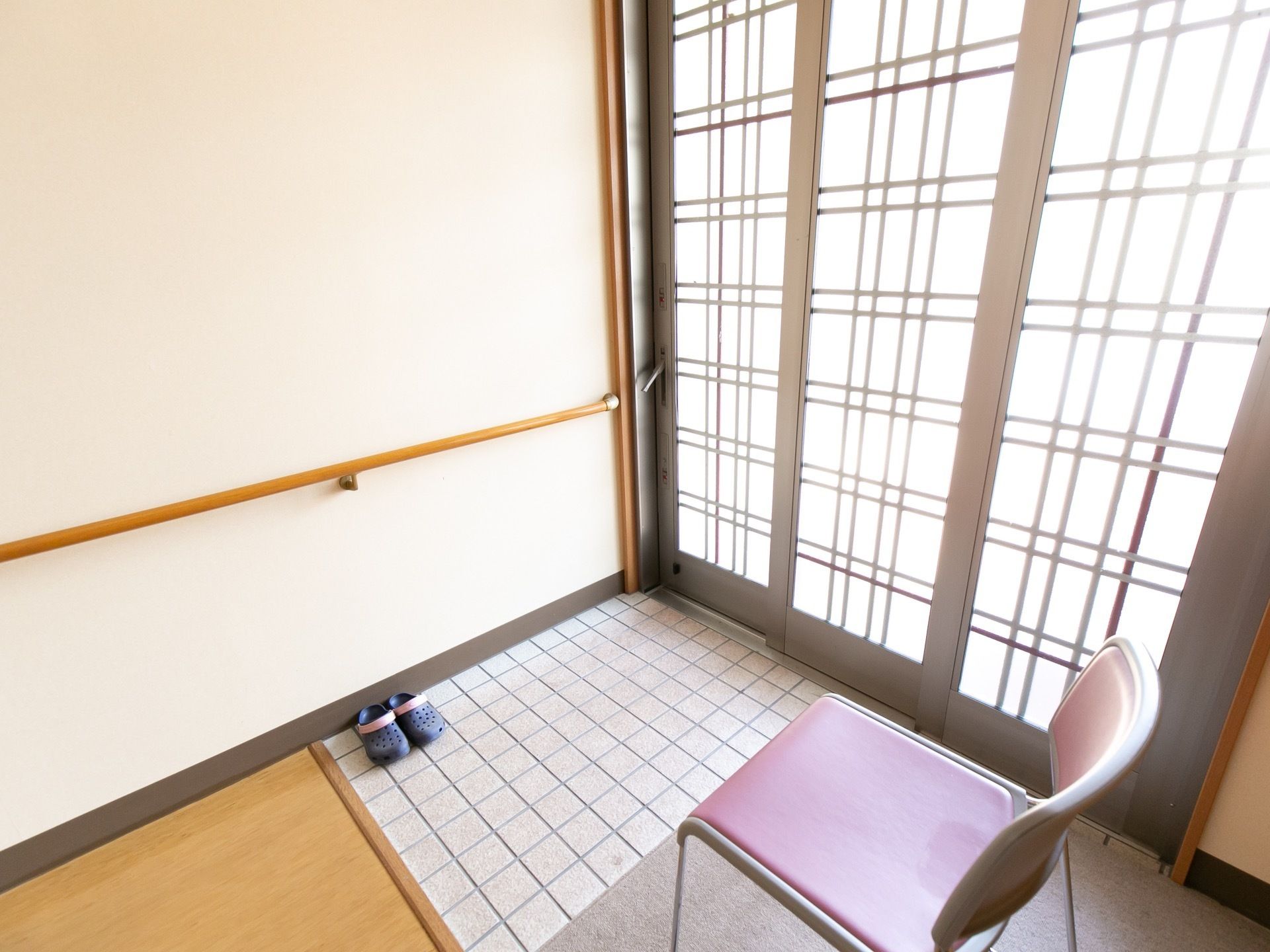 外光が入る明るい玄関になっている。椅子が置かれており、靴を脱いだり履いたりする際に安全に座ることができる。