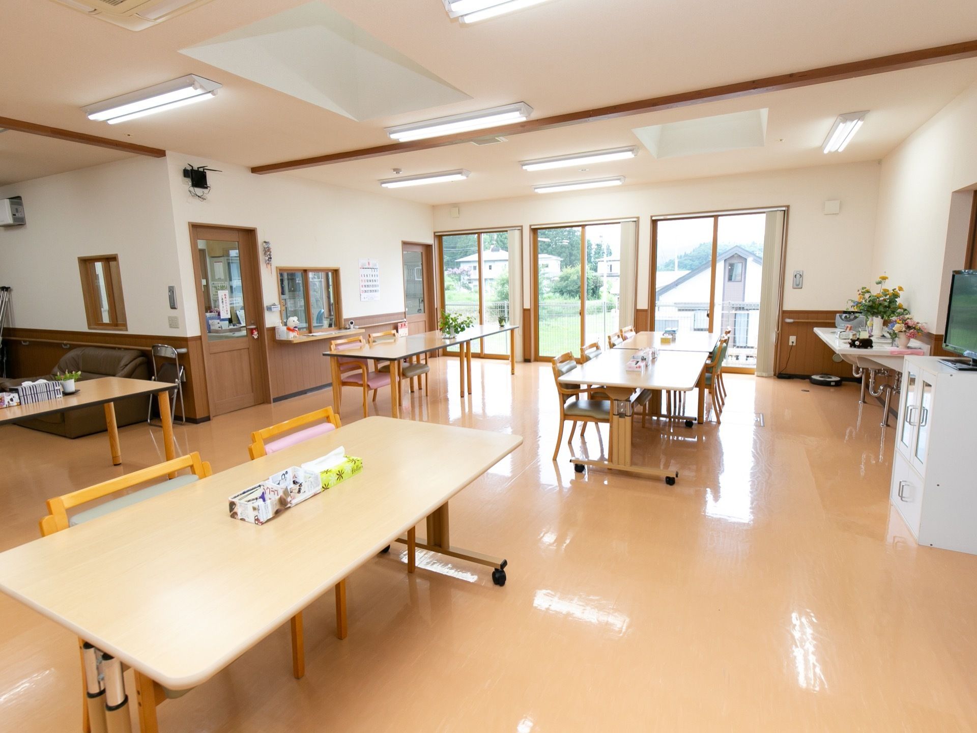 大きな窓のある日当たりの良い食堂で、各椅子はひじ掛けの付いたデザインとなっている。横には事務室がある。