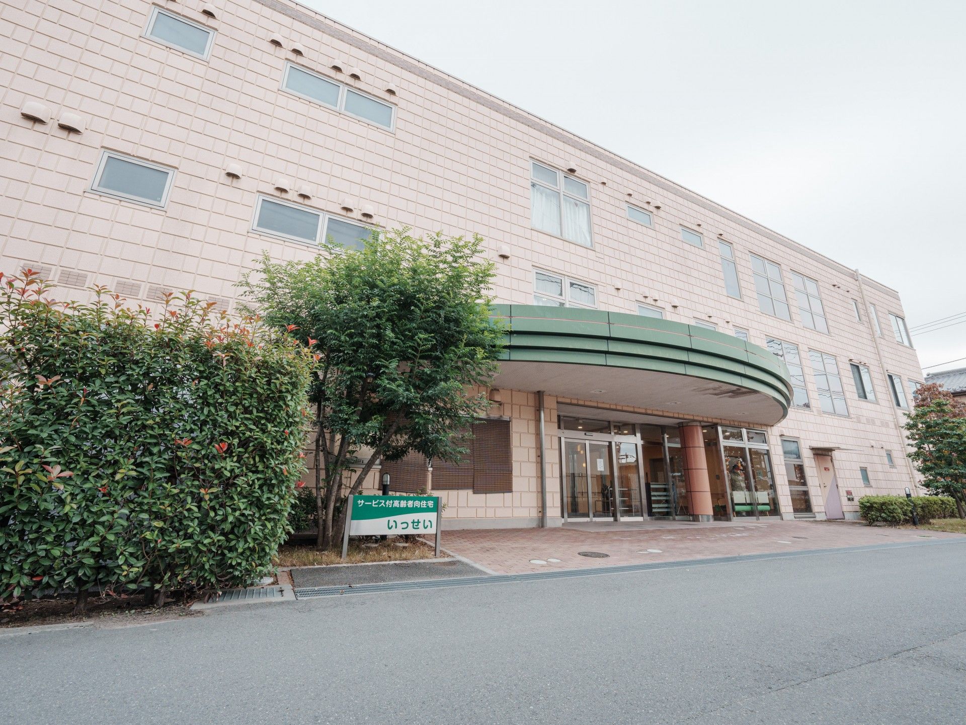 ゆったりとした入口の建物
