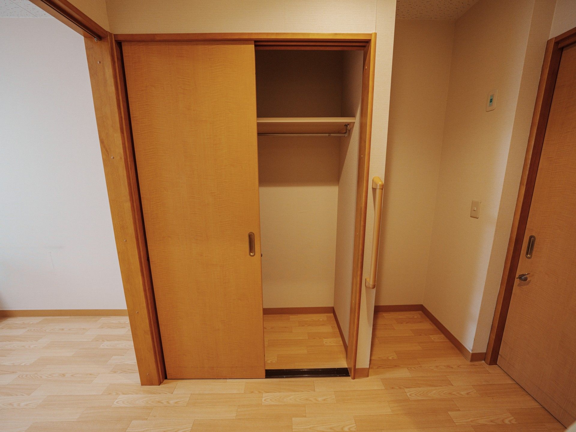木目調の明るい個室入口