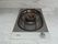 コンパクトなサイズのコンロが設置されたキッチン。コンロの右端にはスイッチがある。