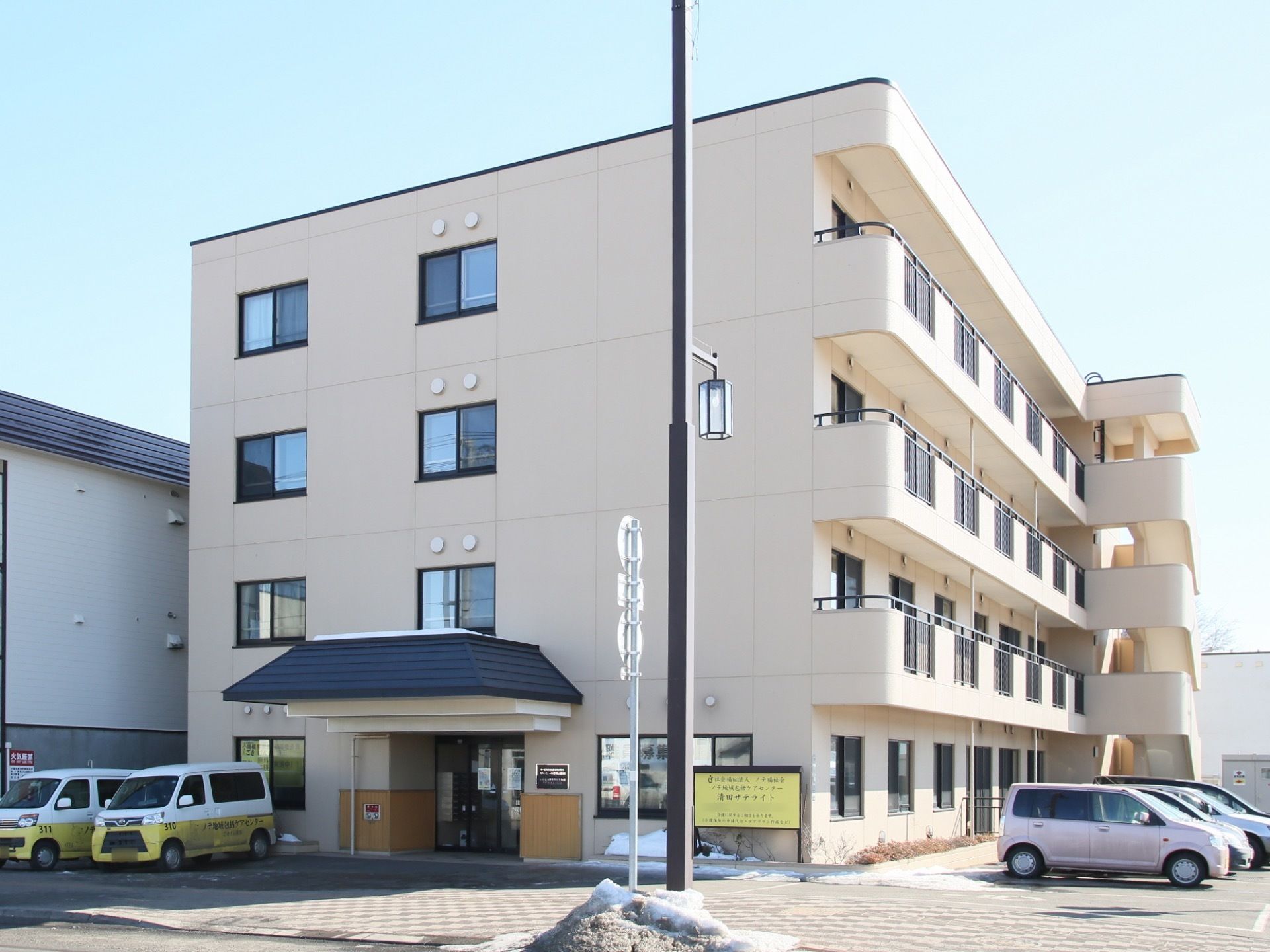 一見するとマンションのような建物で、２〜４階にはベランダが付いている。玄関の上には、屋根が設置されている。
