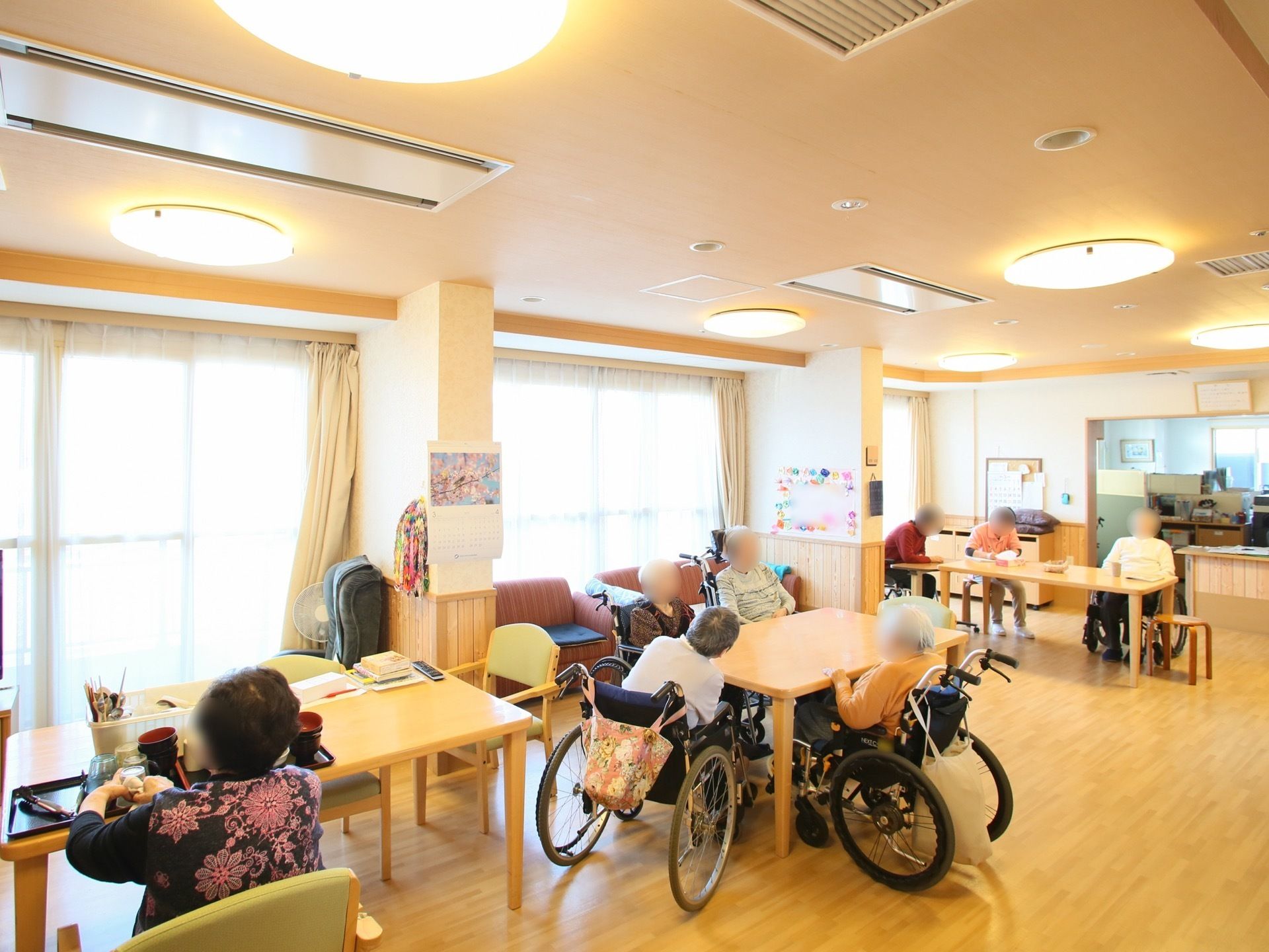大きな窓が多数設置されているため、食堂は明るく照らされている。オープンキッチンで、キッチンの中の様子が食堂からよく見えている。