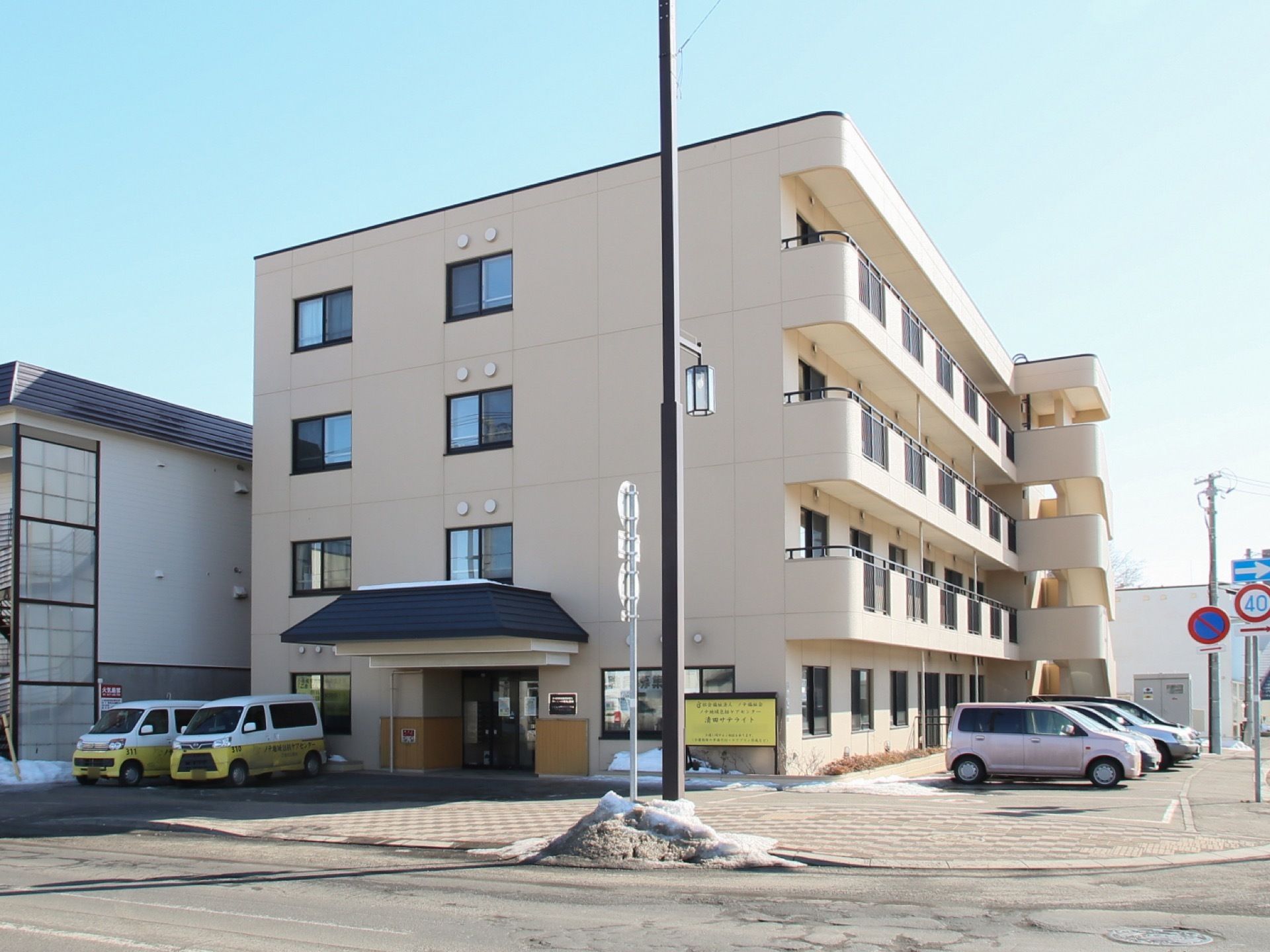施設の南側にはルーフバルコニーを設置している。日差しが入るため、入居者様の洗濯物などを効率よく干すことができる。