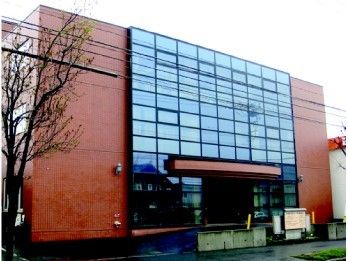 大きな四角い建物は両サイドがブラウン、真ん中がガラス張りとなっていて近代美術館のような外観。