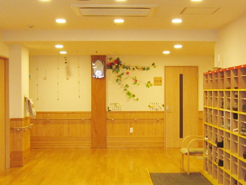 オープンタイプの靴箱が置かれたエントランスにはいすが置かれ、館内には手作りの飾りも飾られている。