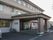 大きな屋根の付いた玄関