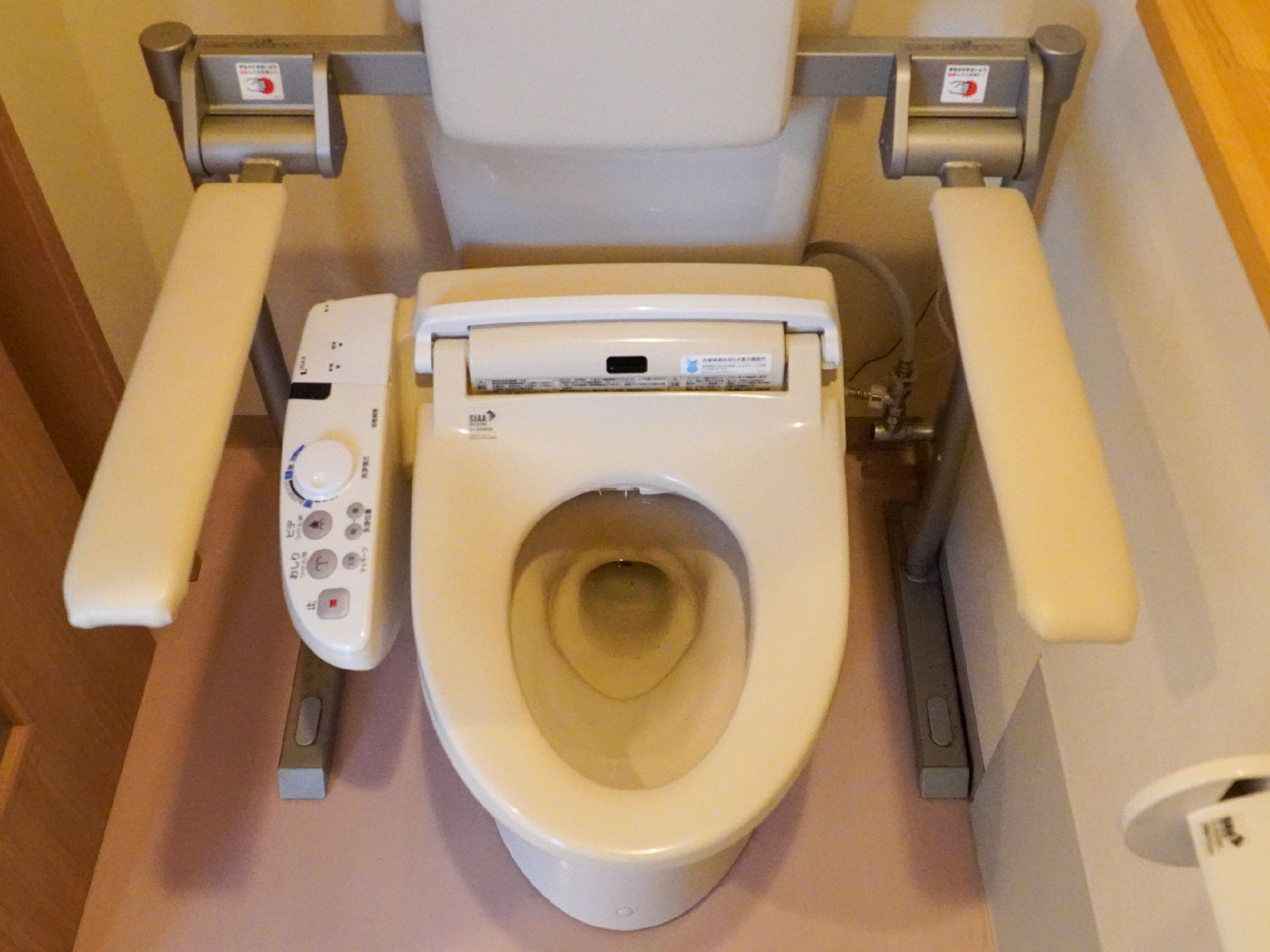 ひじ掛けと背もたれがついたトイレ