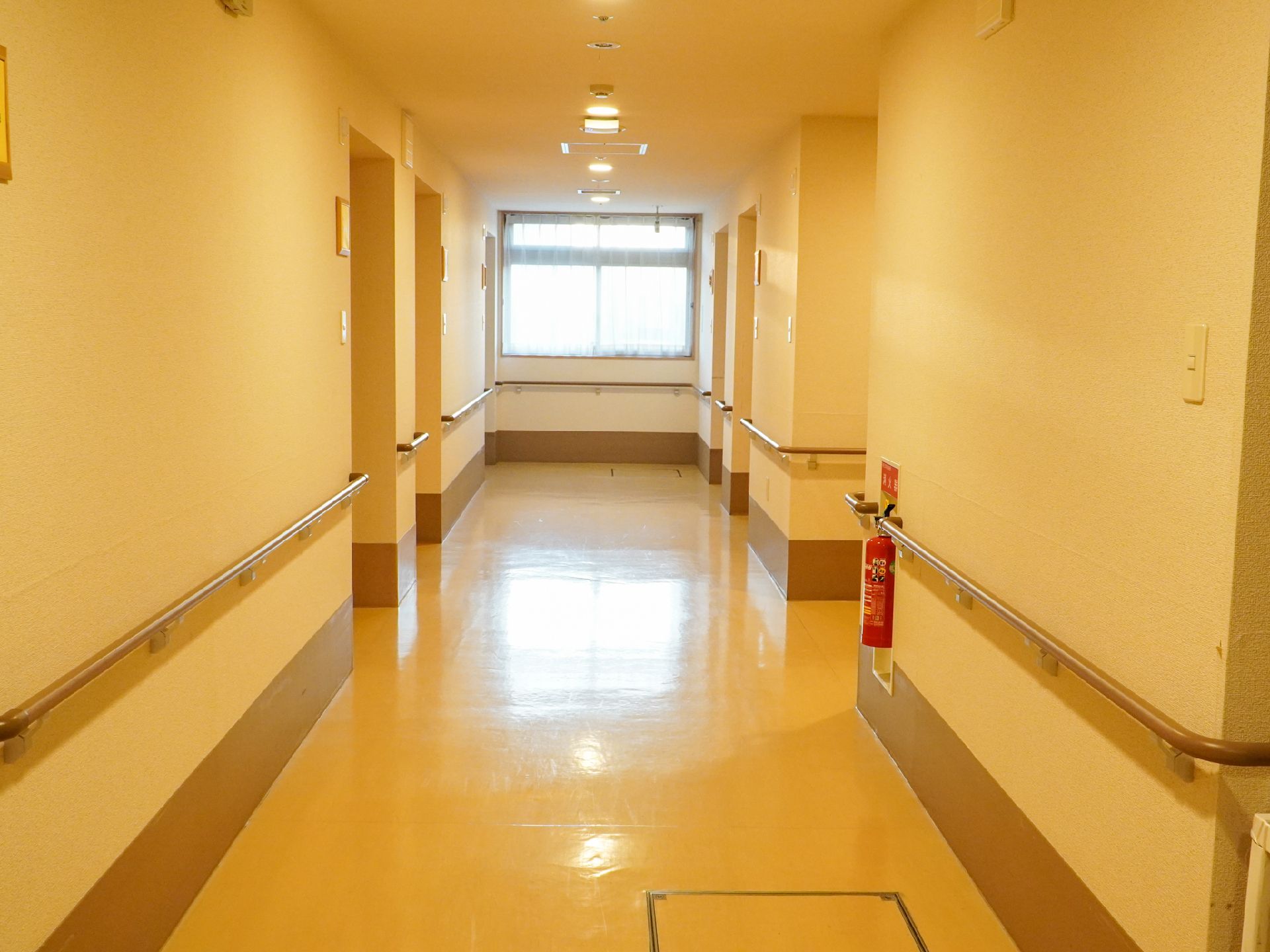 ブラウンの手すりが設置された廊下