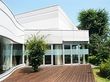 広々としたウッドデッキがあり、周辺には緑あふれる庭園が広がっている。