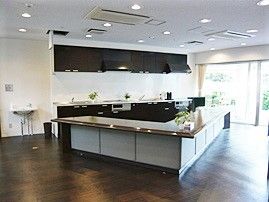 大きな窓が付き日当たりのいい共有スペースには大きなキッチンがあり、モノトーンでおしゃれ。