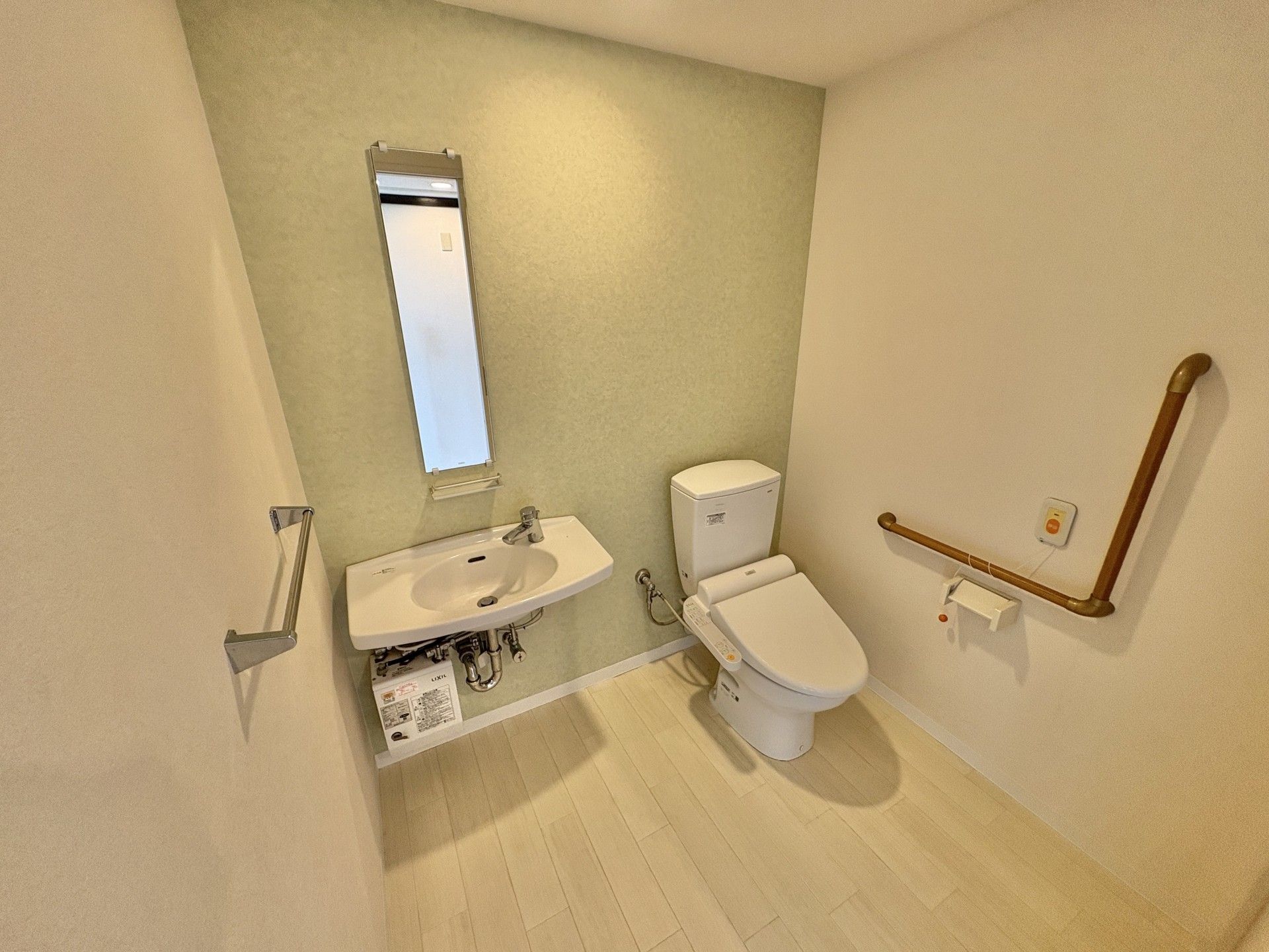 手すり付きの清潔なトイレ