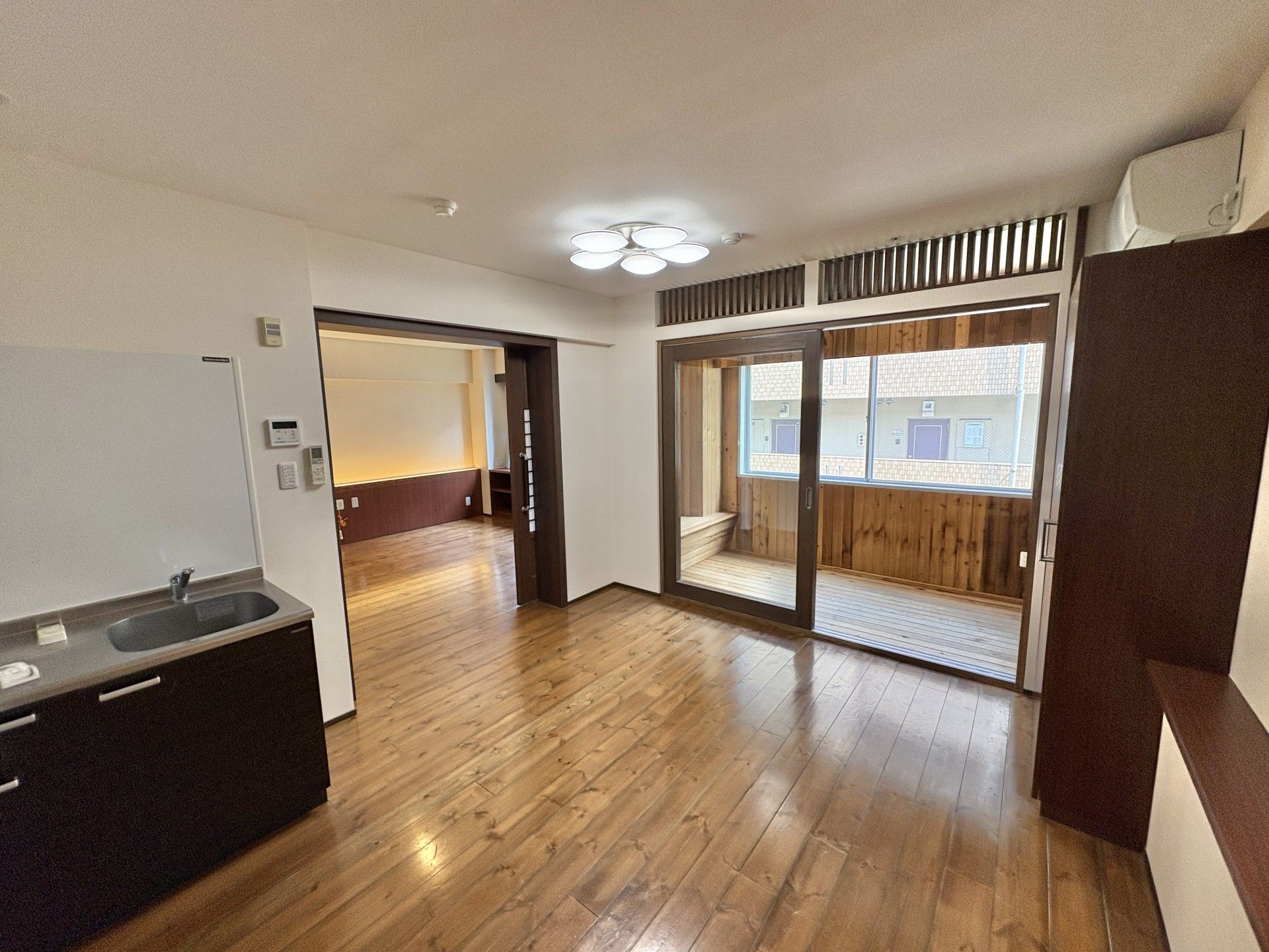 広いリビングとバルコニー