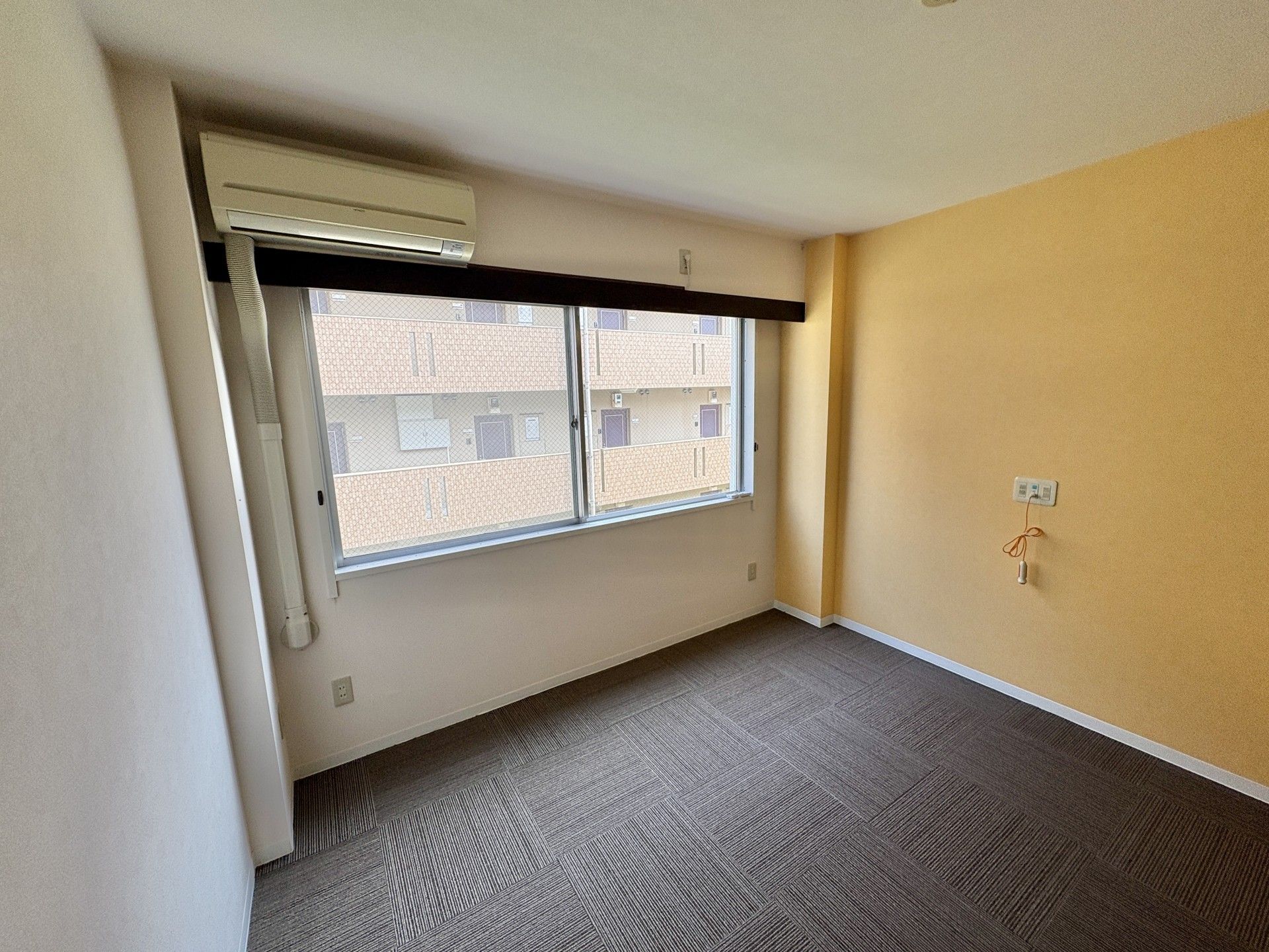 窓のある明るい部屋