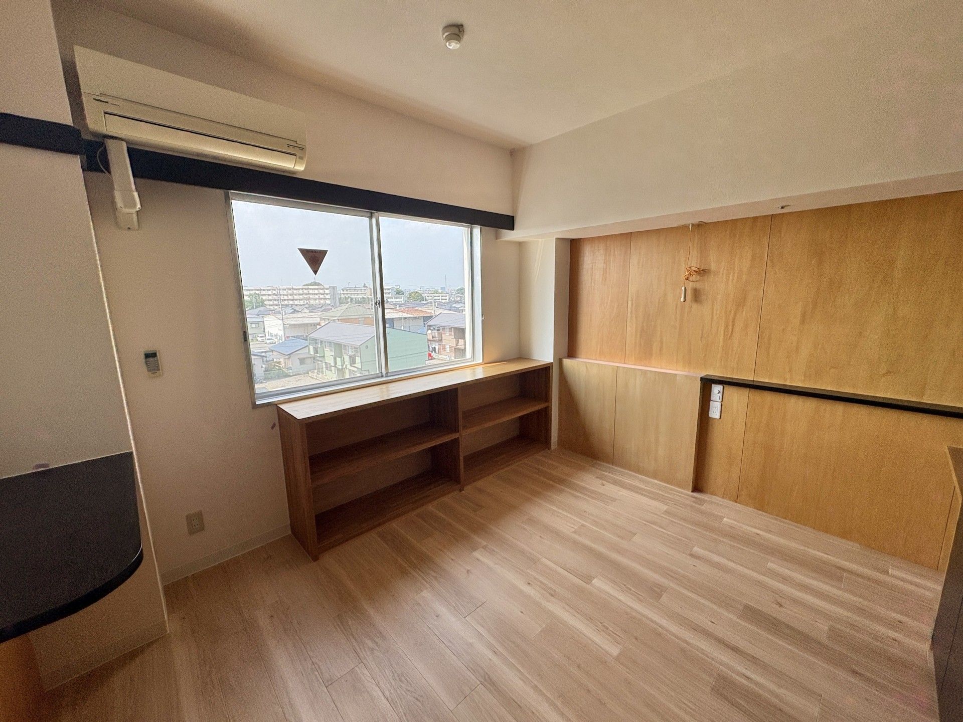 窓際の明るい部屋