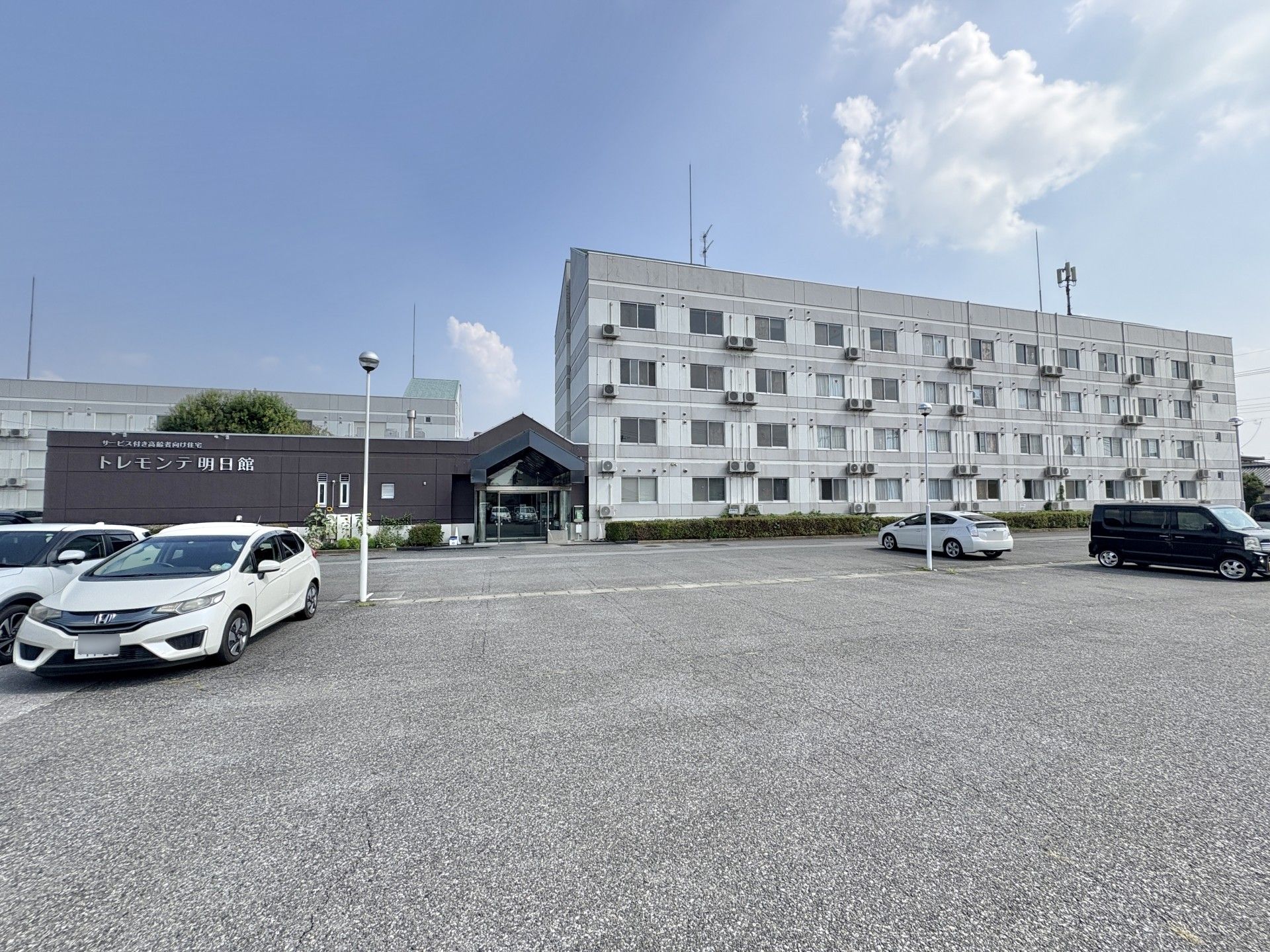 広い駐車場の建物外観