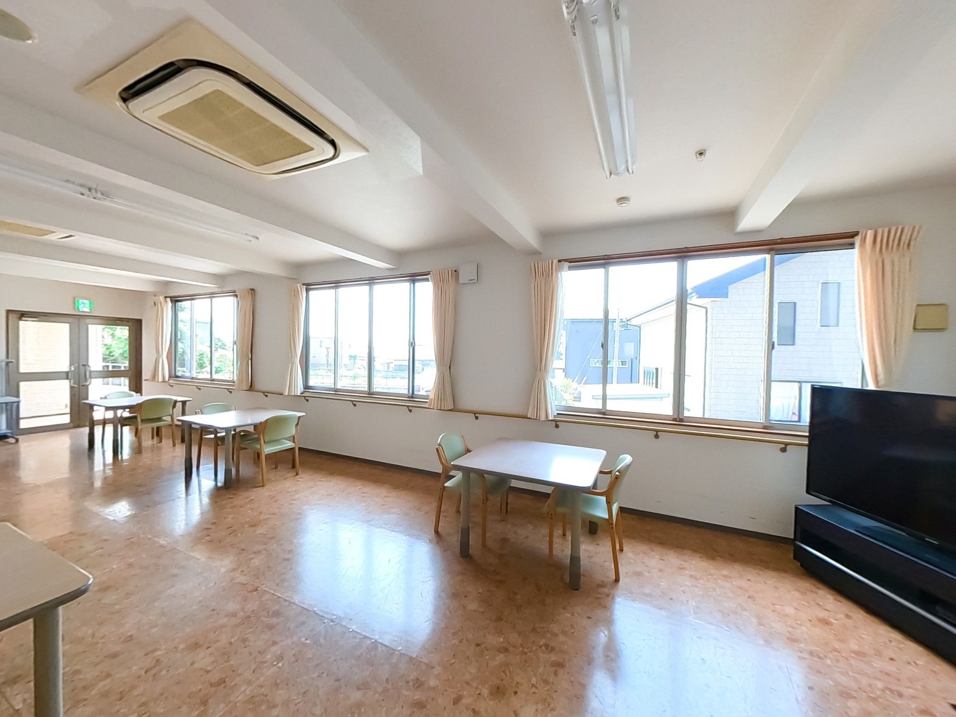 大きな窓のある共有スペース