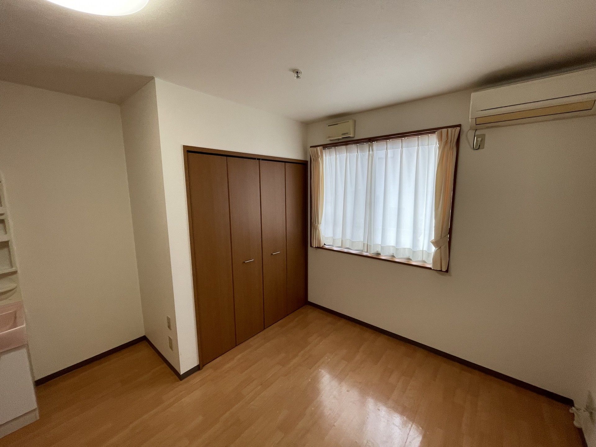 明るい個室の一角