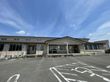 広い駐車場の建物外観