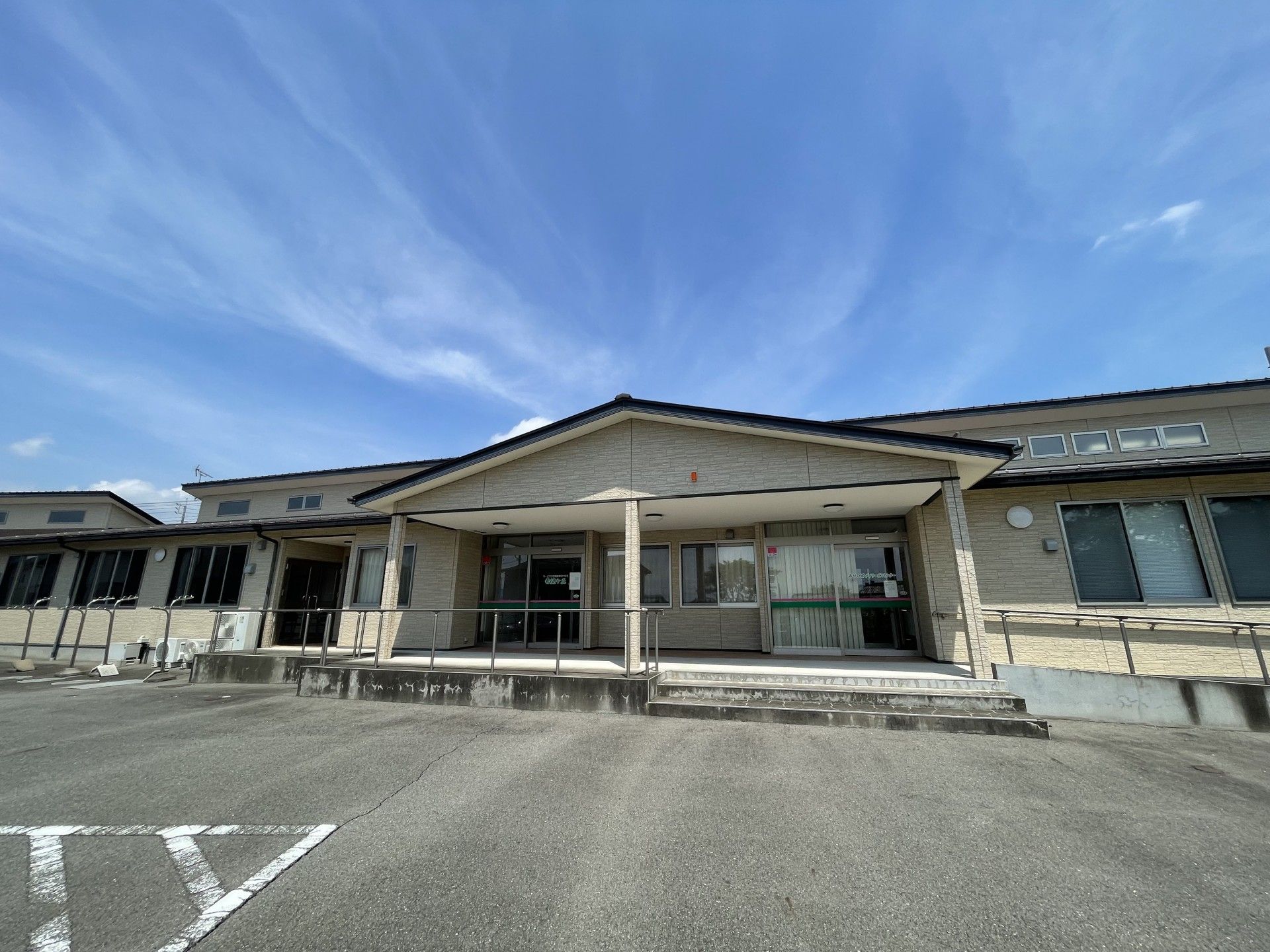 広い玄関の建物外観