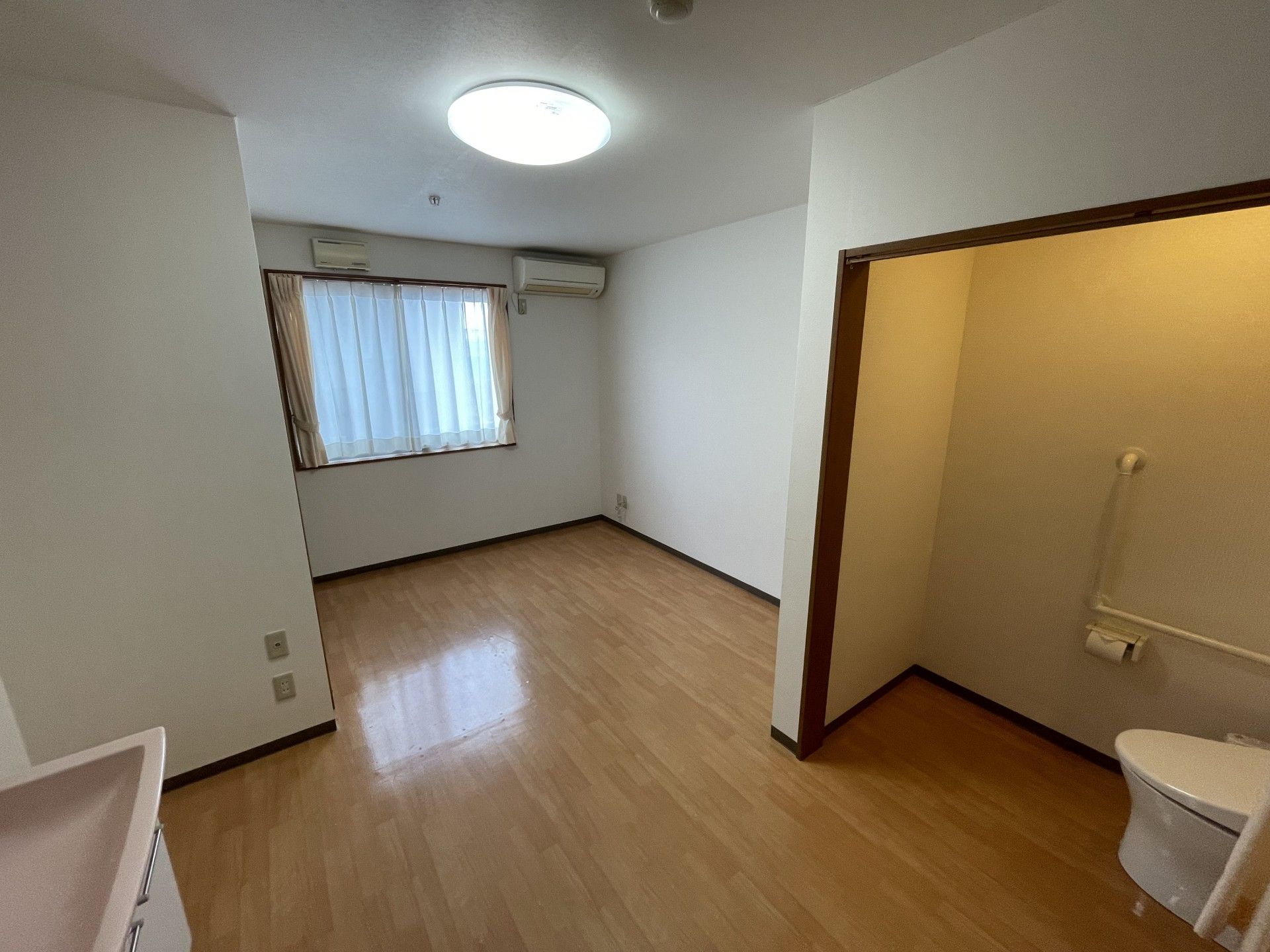 明るい個室とトイレ