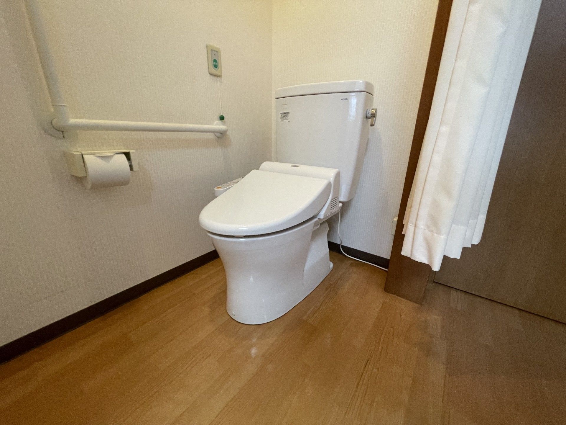 手すり付きのトイレ