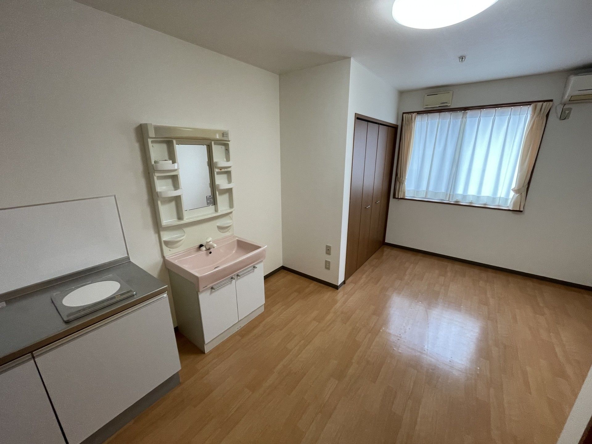 明るい個室の洗面台