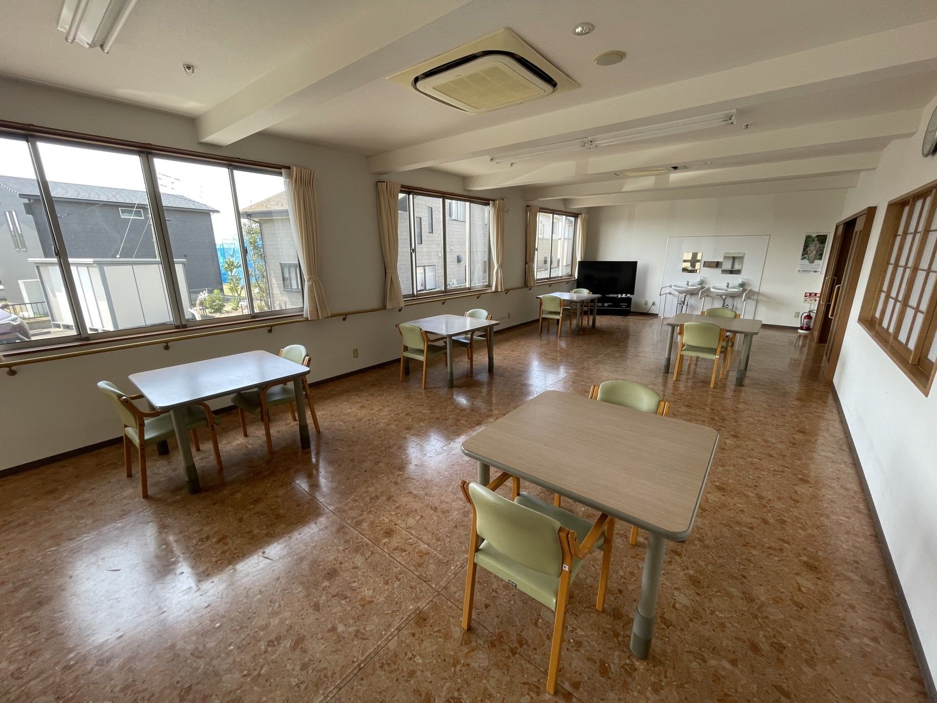 広い窓のある共有スペース