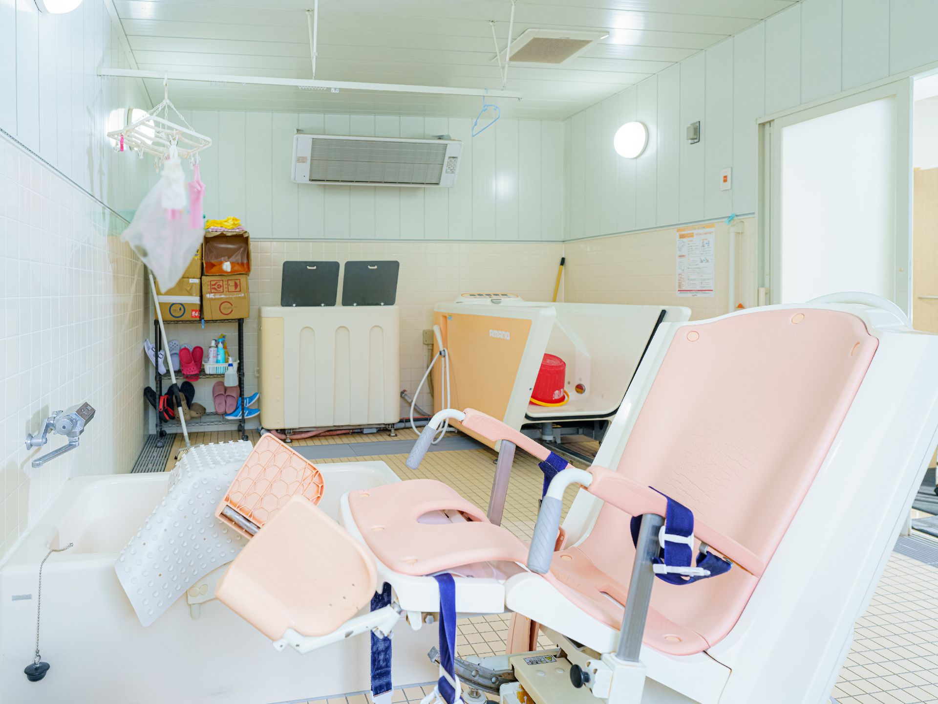 ピンクの椅子が置かれている特殊浴槽