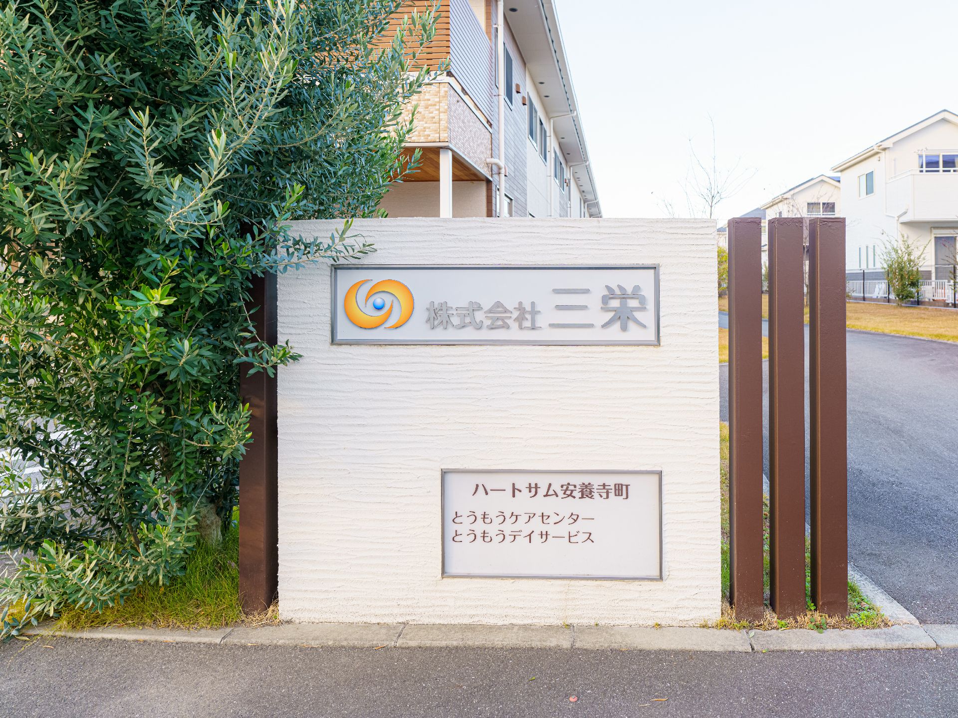 車いすに乗った男性とその人に話しかけている女性。家族で話している様子を写した写真