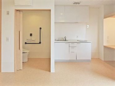 広いトイレや収納付きのキッチンが付いた居室。段差のない安全な造り。