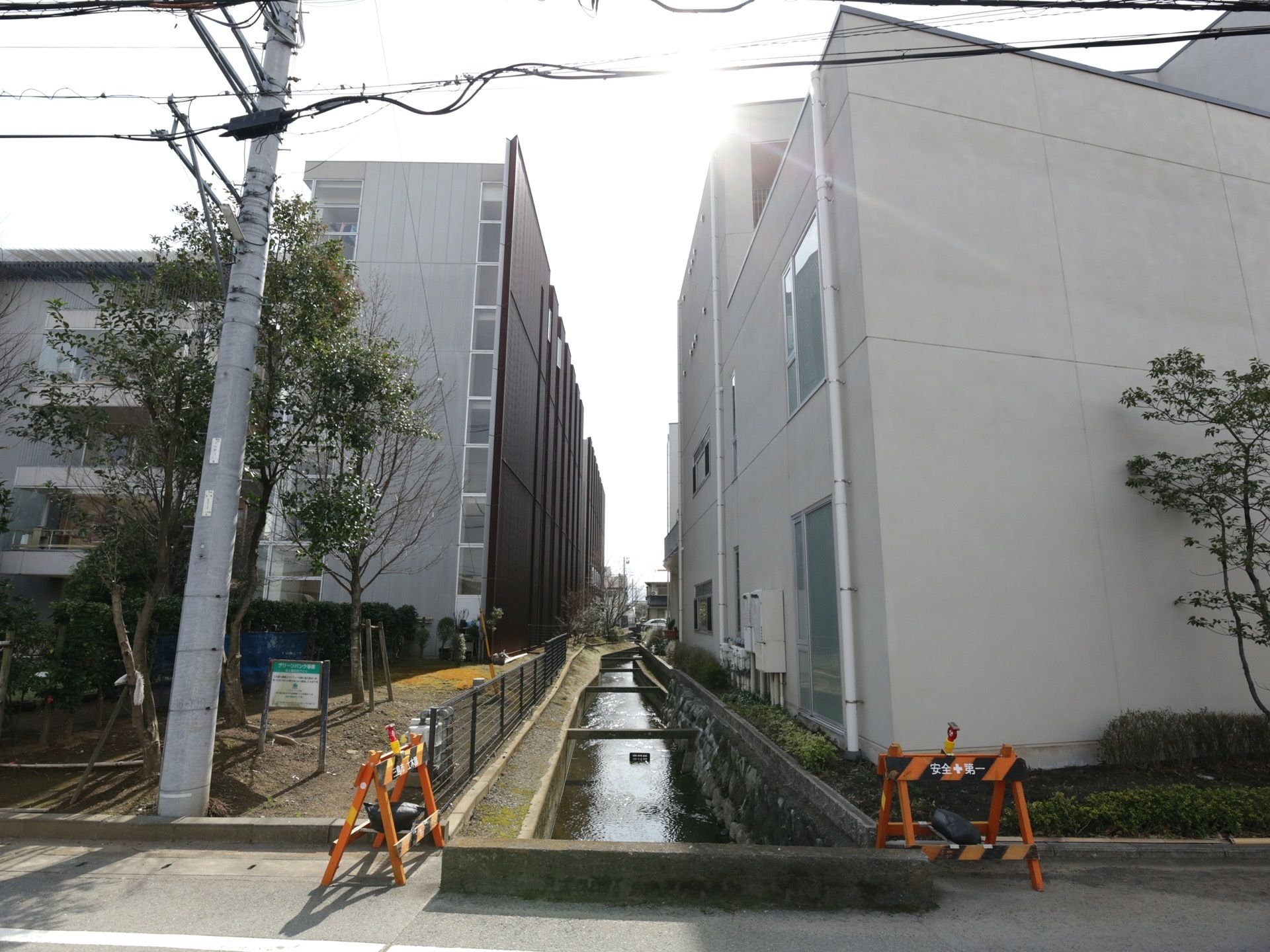 ４階建ての建造物で、ベージュを基調としたシックなデザインである。施設横に用水路が流れている。日当たり良好である。