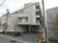 施設は４階建ての建物である。居住階には、転落防止柵付きベランダが付いている。エントランスには、車寄せが設けられている。