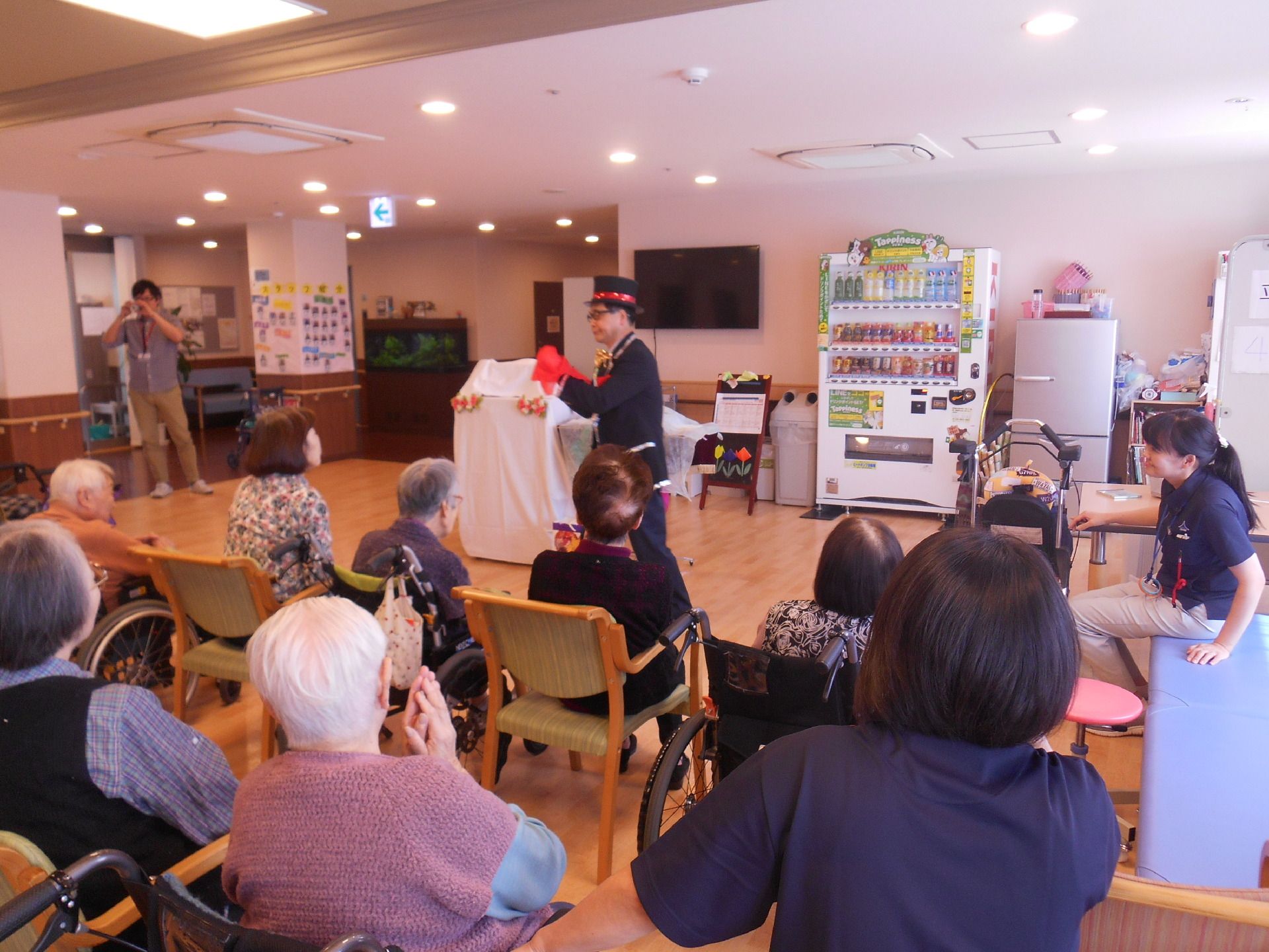 施設内で開催されているイベントの一場面。制服を着た人が何かを演じているような場面