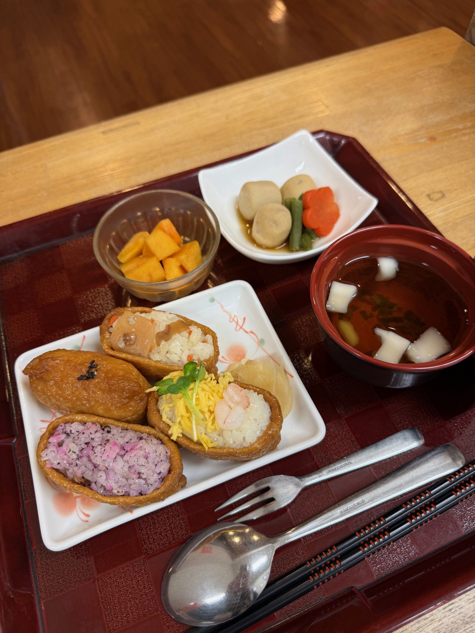 彩り豊かな食事の盛り付け